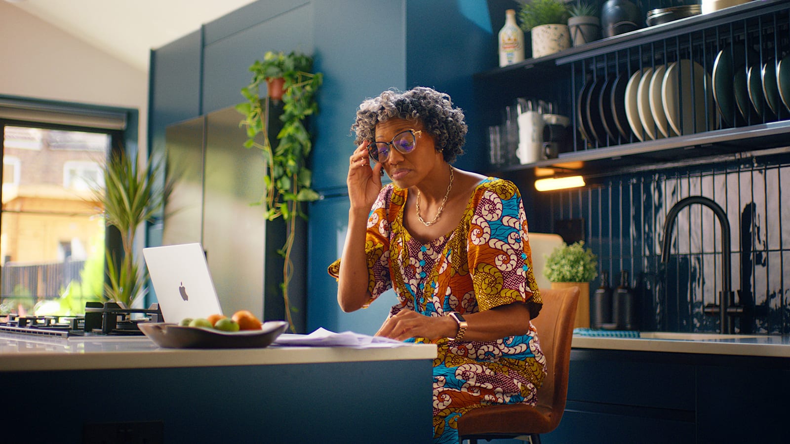 Send App - Business Woman - still 3